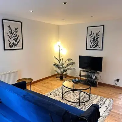 2BR House Free Parking Easy City Access
