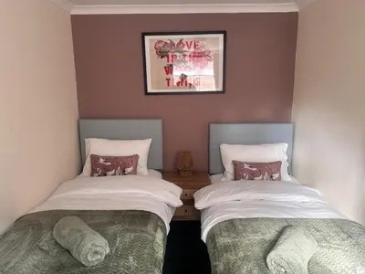 two beds sitting next to each other in a room at 3BR Flat Sleeps 6 West End Sights Driveway in Glasgow