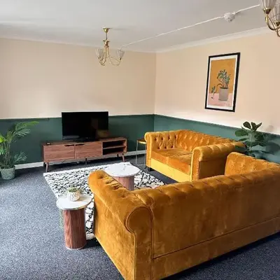 3BR Flat Sleeps 6 West End Sights Driveway
