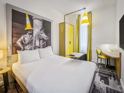 a hotel room with a bed and a picture of a horse at ibis Styles Glasgow Centre George Square in Glasgow