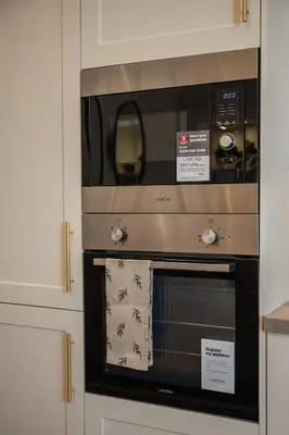 a microwave oven sitting inside of a kitchen at Stirling Townhouse Apartment Mid in Stirling