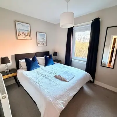 South Gyle House - SuperFast WiFi and Free Parking - 7 minutes from Edinburgh Airport