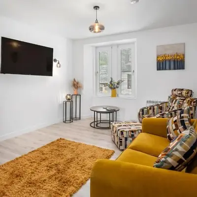 Stunning 2BR Apt - Central High Street Location