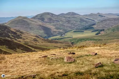 a grassy hill with mountains in the background at Edinburgh Home from Home in Edinburgh