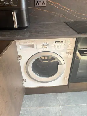 a washing machine in a kitchen with a counter at Spacious 2 Bed Edinburgh - Perfect Location in Edinburgh
