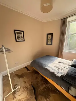a bedroom with a bed and a window at Spacious 2 Bed Edinburgh - Perfect Location in Edinburgh