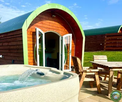 a iguanauanauanauanauanauanauanauanauanauanauanauanauanauana at Barnharrow Holiday Pods - Rose Glamping Pod with Hot Tub & Fire Pit in Balminnoch