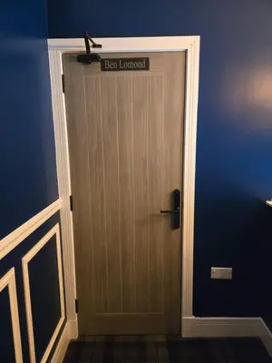 a door with a lizard on top of it at Ben Lomond Apartment in Tarbet