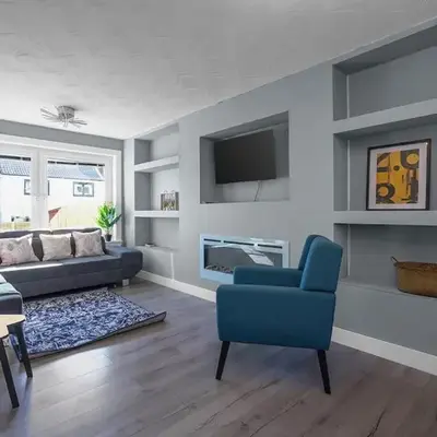 Free Parking - Central - Sleeps 8 - 3 Bedrooms
