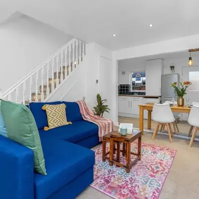Free Parking - Central - Sleeps 6 - 2 Bedrooms