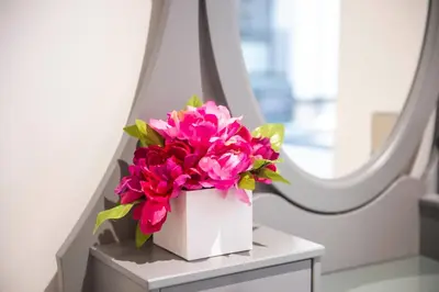 a bouquet of pink flowers sitting on a table at Lovely 1-Bedroom Unit Near Edinburgh Castle in Edinburgh
