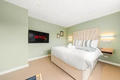 a bedroom with a large white bed in a room at Bright & Modern 3-Bed House Next To Glasgow Airport in Abbotsinch