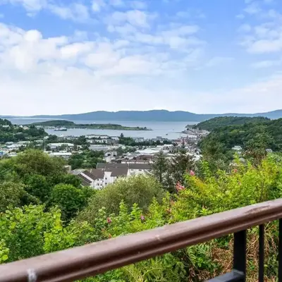 Spacious 4BD Home with Stunning Oban Views