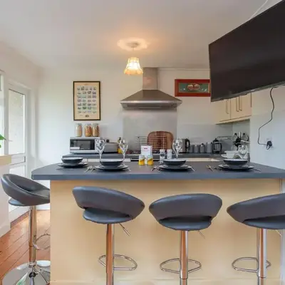 Free Parking - City Centre - 3 Bedrooms - 5 Guests