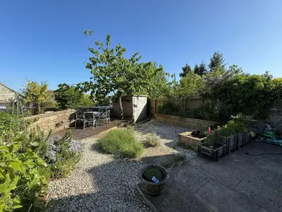 a garden with some plants and a fence at Cosy Cottage in Cotswolds in Moffat