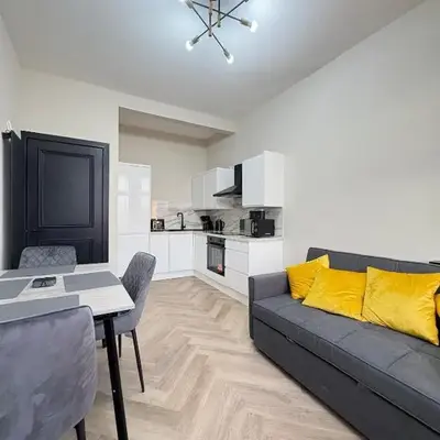 3BR West End Flat w Free Parkin