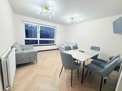 a living room with a table and chairs and a couch at F1 2BR Free Parking Walk Dist CityC in Glasgow
