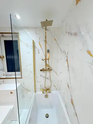 a white bathroom with a tub and a sink at F1 2BR Free Parking Walk Dist CityC in Glasgow
