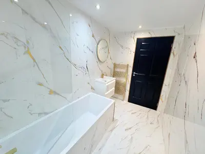a bathroom with a tub and a toilet and a mirror at F1 2BR Free Parking Walk Dist CityC in Glasgow