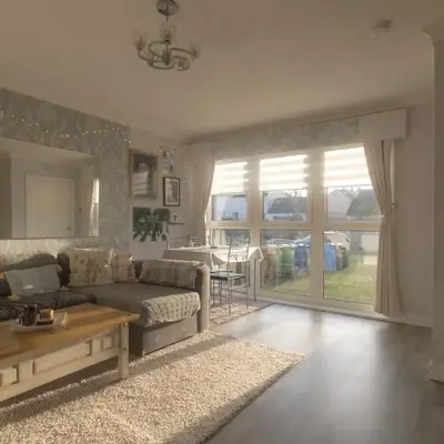 2-Bedroom Home Away From Home in Glasgows' East End with FREE Parking