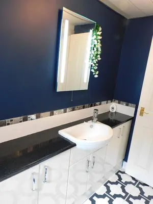 a bathroom with a sink and a mirror at Cosy 2 Bed Apartment in Crossford near Lanark in Crossford