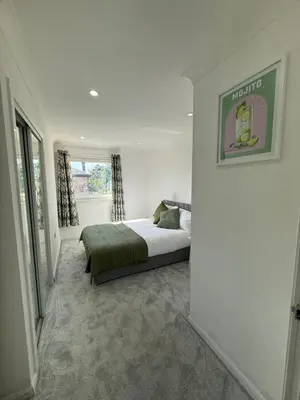 a bedroom with a bed in the corner of a room at Luxurious 2 bedroom, 8 mins from city centre in Glasgow