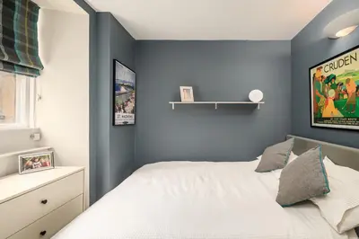 a bedroom with blue walls and a bed at Elegant Flat with Garden in Edinburgh West End in Edinburgh