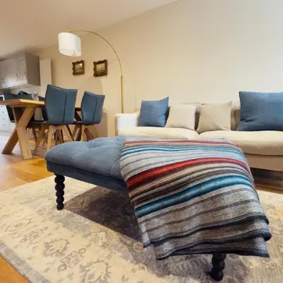 Stylish Two-Bedroom Flat with Garden Near Henley Town Centre