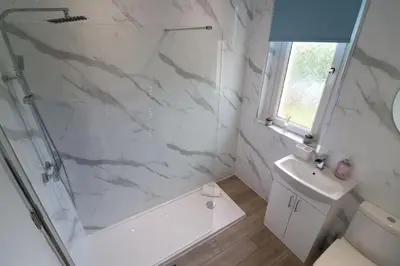 a bathroom with a shower and a toilet and a sink at Perfect 4 BR flat, sleeps 8 in Chapelhall