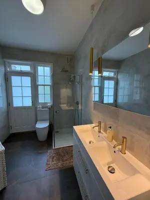 a bathroom with a sink and a shower at Happy two bedrooms apartment in Moffat