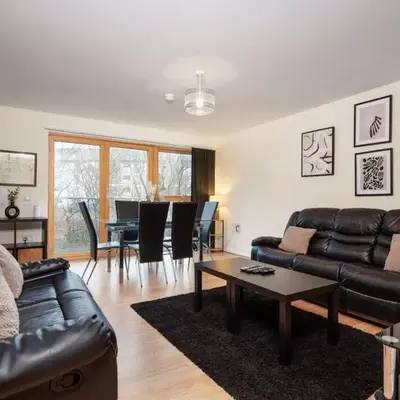 2BR Apartment with Parking Near Southside and Queens Park