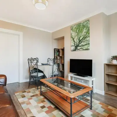 Free Parking - Central - Sleeps 6 - Great Location