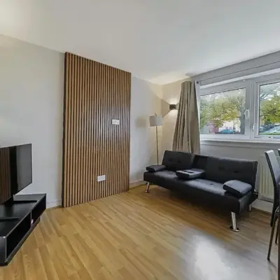 Free Parking - 3 Bedrooms - Sleeps 7 - Airport
