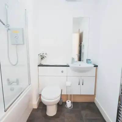 Top-Floor 2-Bed Near Braehead