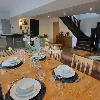 3 Bed House - Sea Views Balcony Parking Pets