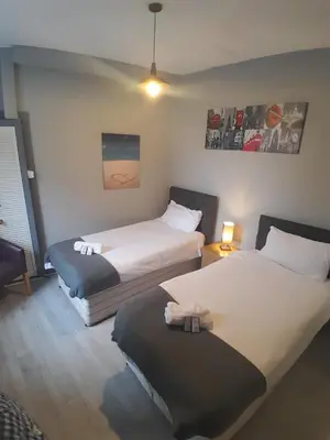 two beds in a hotel room with at Cosy Apartment by the Meadows 2 in Edinburgh