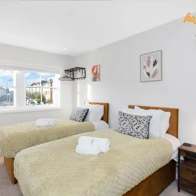 Comfortable 2 Bed Airdrie Flat w Private Parking