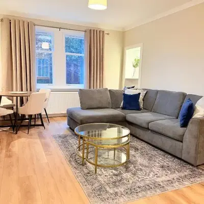 Bright and spacious 2 bedroom flat