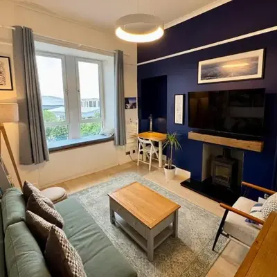 Warm upgraded top-floor flat in Finnieston