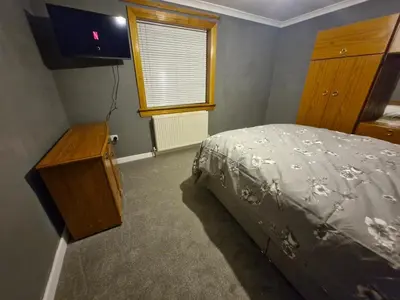 a bedroom with a bed and a window at Spacious 2 Bed in Falkirk in Falkirk