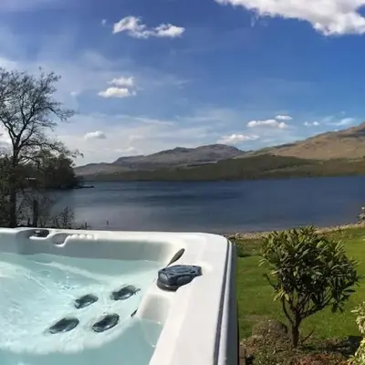 Ardeonaig Lodge with Hot Tub & Water Fronted Games room