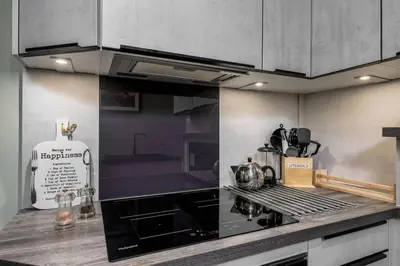 a kitchen with a stove top oven in a kitchen at 3-Bed Georgian Townhouse Next to Wellbeing Clinic in Stirling