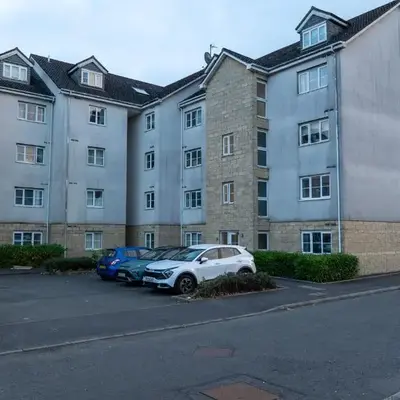 2 bed flat near Livingston North Station