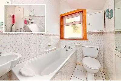 a bathroom with a tub and a toilet and a sink at Cosy 2-Bed Villa in Knightswood