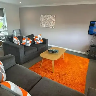 2 Bed Apartment Sleeps 4 -Near Airport -WiFi & Tv