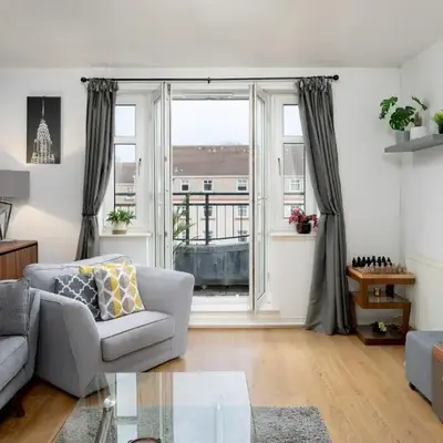 Stylish 2-Bed Flat with Balcony Near Haymarket - Pass the Keys
