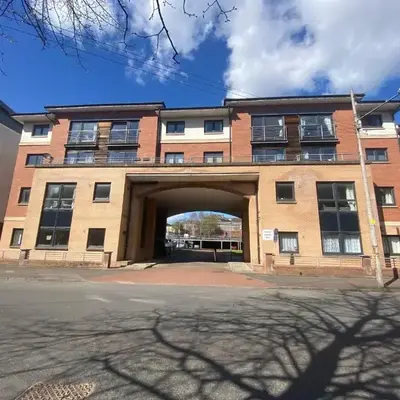 Modern central 2 bedroom flat with private parking