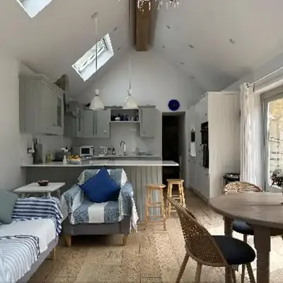 Charming Cotswold stone cottage with garden