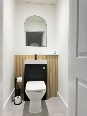 a bathroom with a white toilet and a mirror at Large 8 Bed Group and Contractor Accommodation in Stirling
