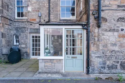 a building with a door and a window at Apartment Jamaica Street 7 in Edinburgh